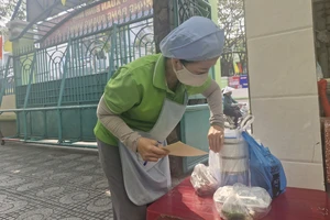 Vụ nghi thịt hết hạn: Hiệu trưởng 'rụng rời tay chân', phụ huynh đưa cơm trưa cho con