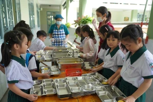 'Tuyệt chiêu' giám sát bữa ăn bán trú: Trường dùng 2 đơn vị cung cấp