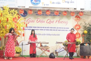 Cha con nghệ sĩ Mai Thanh Sơn cùng hòa tấu 'Một vòng Việt Nam' tại sân trường