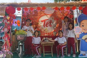 Học sinh TP.HCM trải nghiệm Tết ba miền ngay tại sân trường
