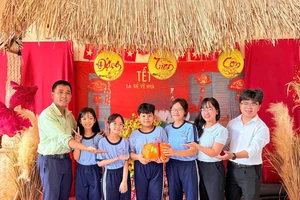 Phiếu học tập ‘lạ’ của học sinh TP.HCM: Dọn nhà, đọc sách và quản lý tiền lì xì