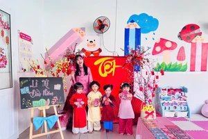 Học sinh TP.HCM rộn ràng nhận lì xì 'độc lạ' từ thầy cô