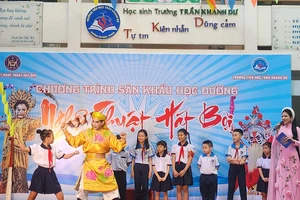 Học sinh tiểu học thử tài chèo thuyền, cưỡi ngựa cùng nghệ sĩ hát bội