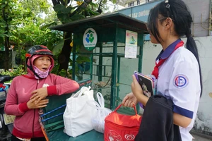 Trường tổ chức lại bữa ăn bán trú: Phụ huynh vẫn đón con về vì không yên tâm