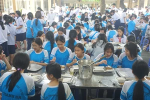 Sau vụ nghi ngộ độc tại trường học, TP.HCM giám sát chặt bữa ăn bán trú 