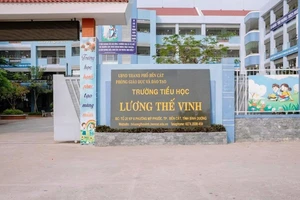 Một giáo viên dùng kim tiêm phạt học sinh tự đâm vào tay 