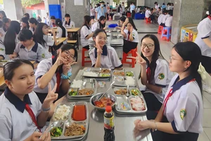 Báo Pháp Luật TP.HCM tổ chức talkshow 'Hoá giải nỗi lo bữa ăn bán trú cho học sinh'