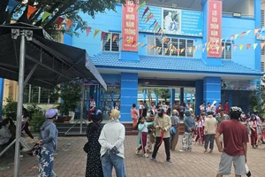 Hơn 600 học sinh Trường Tiểu học Bình Quới Tây ăn bán trú trong ngày đầu tổ chức lại