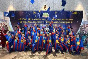 Xúc động lễ ra trường của lứa học sinh vào lớp 1 mùa COVID tại TP.HCM