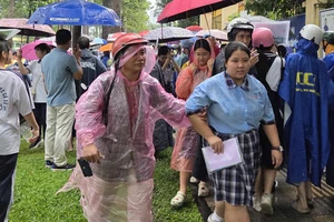 Đề thi lớp 10 chuyên lý có sai sót, thí sinh được bù thêm giờ