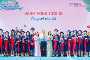 Tấm 'hộ chiếu vào đời' đặc biệt trong lễ tri ân của học sinh lớp 12 ở TP.HCM