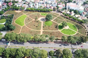 Công viên Nguyễn Tất Thành ở đường Nguyễn Tất Thành. Ảnh: VŨ LONG