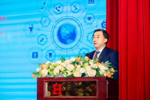 Thứ trưởng Bộ Y tế GS.TS Trần Văn Thuấn phát biểu tại Hội nghị.