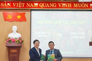 Lãnh đạo Vườn quốc gia Bạch Mã và đại diện Công ty Jungle Boss ký kết hợp đồng hợp tác liên kết giai đoạn II tại TP. Huế. Ảnh: CTV