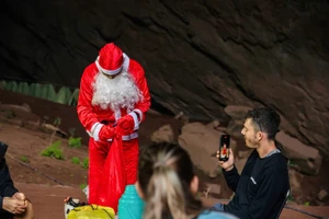 Du khách thích thú với món quà Giáng sinh là đôi dép rọ đặc trưng của Việt Nam Ảnh: CTV