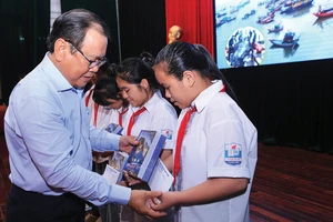 Chương trình 'Cùng ngư dân thắp sáng đèn trên biển' của Báo Pháp Luật TP.HCM đoạt Giải thưởng Sáng tạo TP.HCM lần 4-2025