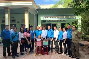 Cụm thi đua 4 CĐVC TP.HCM thăm, tặng quà mẹ Việt Nam anh hùng