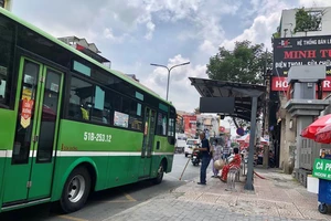 Hành vi sàm sỡ, quấy rối tình dục ở trạm xe buýt có thể bị xử phạt đến 8 triệu đồng