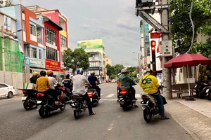 Dừng xe đè lên vạch kẻ khi chờ đèn đỏ có bị xử phạt?