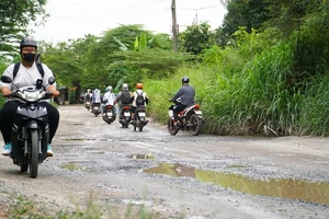 Sinh viên Đại học Quốc gia mong hết cảnh đi trên đường 'ổ gà'