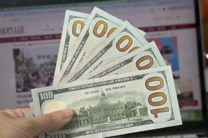 Mua bán đôla ở tiệm vàng, lưu ý để không bị phạt