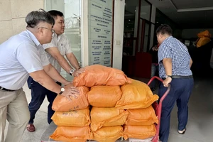 Bạn đọc Pháp Luật TP.HCM gửi 1 tấn gạo và áo mới tới bà con miền Trung