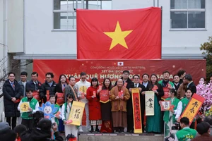 Người Việt tại Nhật gói bánh chưng, xem phim 'Mưa đỏ' đón Tết xa quê