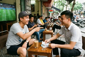 Cá cược bóng đá bằng chầu cà phê, coi chừng bị phạt tiền triệu