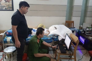 Công an phường Hạnh Thông, TP.HCM hỗ trợ người dân làm định danh mức 2 tại nhà