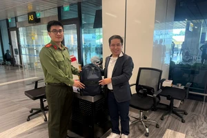 Kiều bào xúc động khi nhận lại ba lô chứa 700.000 yên Nhật để quên ở sân bay Tân Sơn Nhất