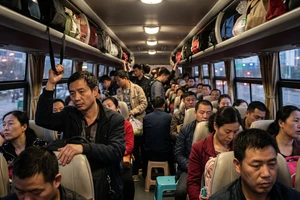 Nhồi nhét khách dịp lễ: Tài xế và chủ xe có thể bị xử phạt cả trăm triệu đồng