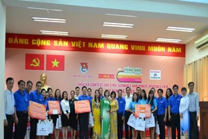 Trao giải hội thi tiếng Anh công sở cho cán bộ, viên chức
