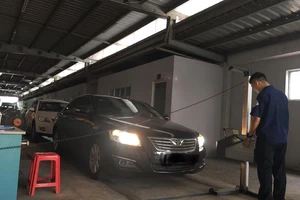 Ô tô có được đăng kiểm khi độ lại đèn xe 'siêu sáng'?