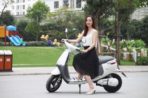 Ở đô thị nên lựa chọn xe máy điện hay xe máy xăng?