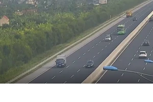 Ô tô con dừng xe giữa cao tốc, suýt bị xe buýt tông