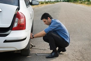 Làm gì khi ô tô bị xịt lốp giữa đường?