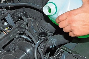 Mất tiền oan vì lấy nước lọc thay nước làm mát cho ô tô