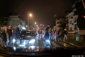 Cố gắng vượt đèn đỏ, xe siêu sang xuýt bị bẻ gãy logo