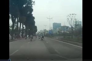 Không làm chủ tốc độ, xe máy va vào phụ nữ bế con nhỏ