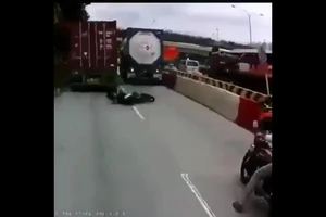 Tai nạn thảm khốc khi chen lấn vượt xe tải