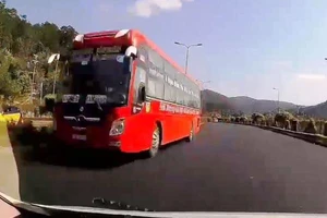 Xe khách đi ngược chiều trên cao tốc Liên Khương - Đà Lạt