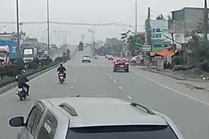 'Xe điên' chắn đường người tham gia giao thông