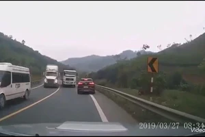 Container lấn làn ngược chiều khi vào đoạn đường gấp khúc