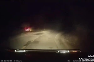 Di chuyển đường đèo vào ban đêm, ô tô con rơi xuống vực