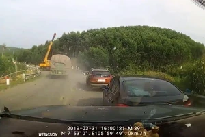 Va chạm của ô tô tải khiến xe cẩu hư hại nặng