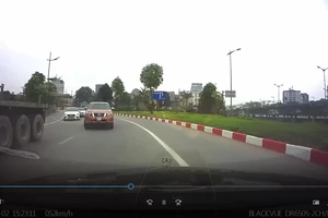 Ô tô vượt xe khi vào cua, suýt tông xe ngược chiều