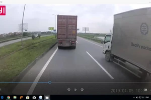 Lại một ô tô đi lùi trên quốc lộ