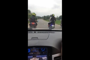 Đoàn phượt thủ dàn hàng ngang, chắn đường ô tô 