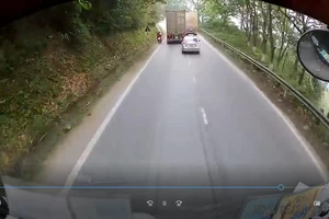 Đôi nam nữ vượt ẩu trên đường đèo