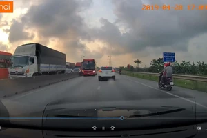 Xe khách ngang nhiên đi ngược chiều để tránh tắc đường